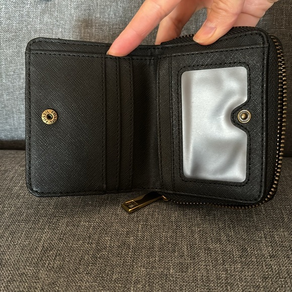 Barely used black Fossil wallet with gold tone hardware - Picture 4 of 5